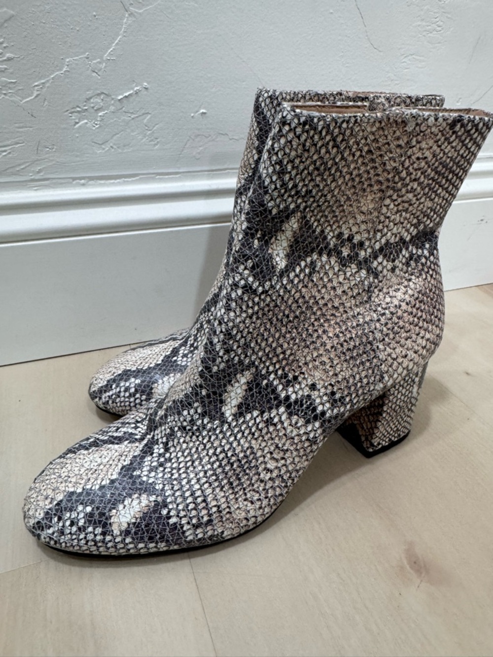 Able Women’s 8 Celina Snakeskin Ankle Boot Block Heel - Picture 4 of 16